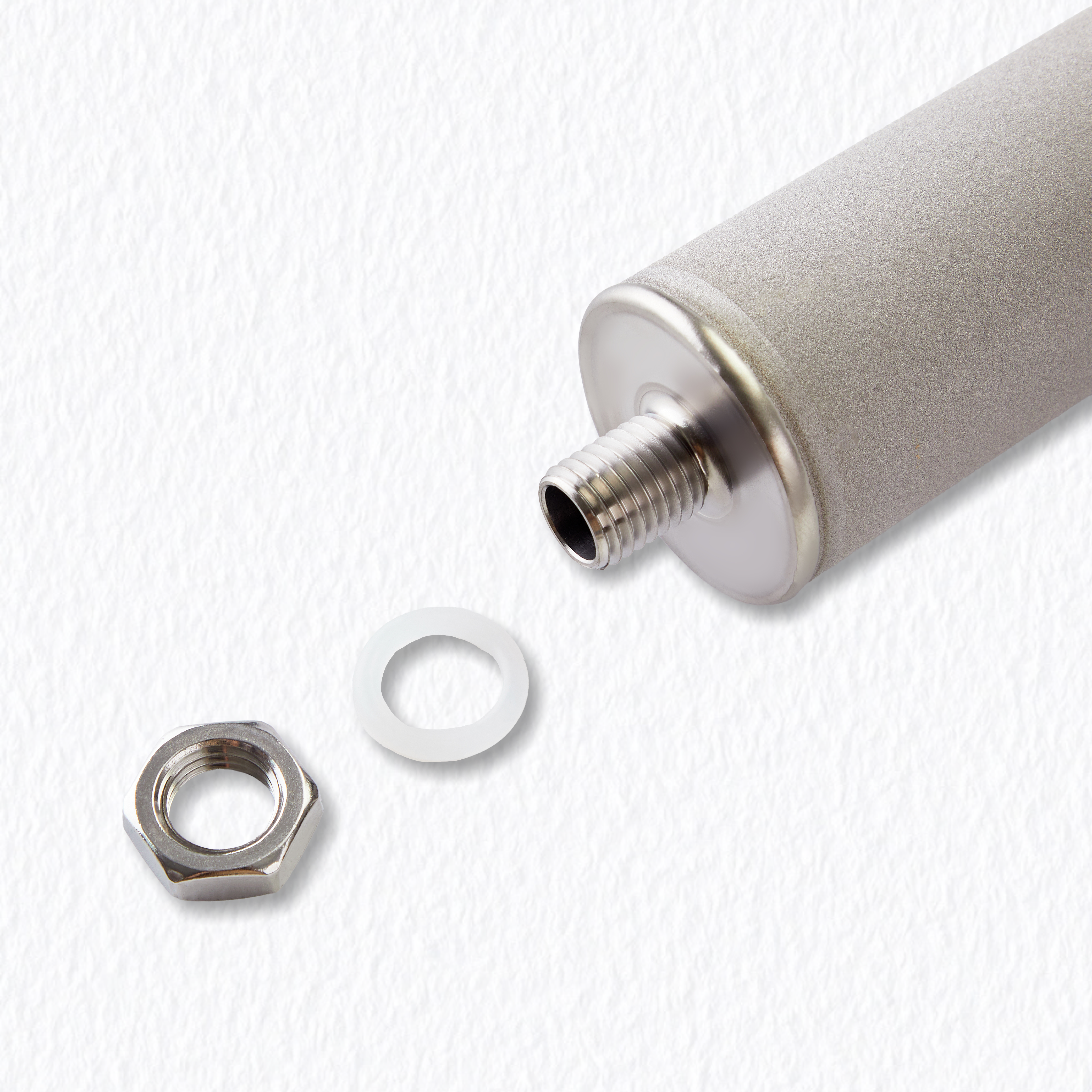 Threaded connection and washer details of a sintered titanium filter element